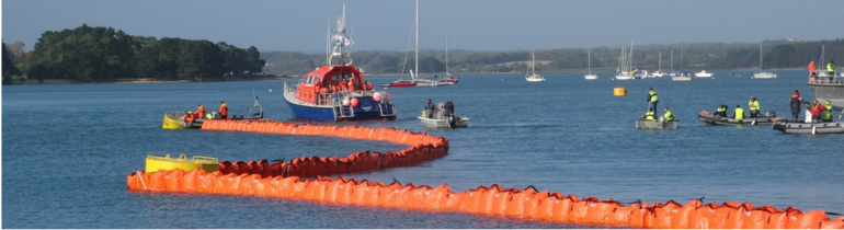 barrage flottant orange sur l'eau avec bateau de la sécurité pour lutter contre pollution marine
