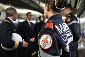Le Ministre des armées sur le bateau FREMM Languedoc au milieu des marins