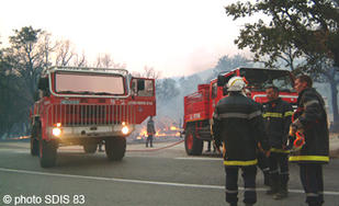 Camions de pompiers en ordre de combat