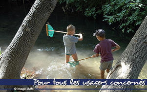 Des enfants jouent dans un ruisseau
