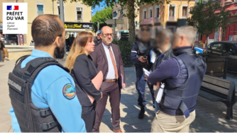 La sous-préfète de Draguignan et le procureur de la République de Draguignan échangent avec les agents de l'Etat en charge des contrôles