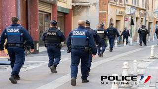 policiers dans le centre ancien de Toulon