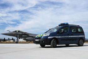 Photo d'une voiture de la gendarmerie maritime devant un avion de chasse à la BAN de Hyères